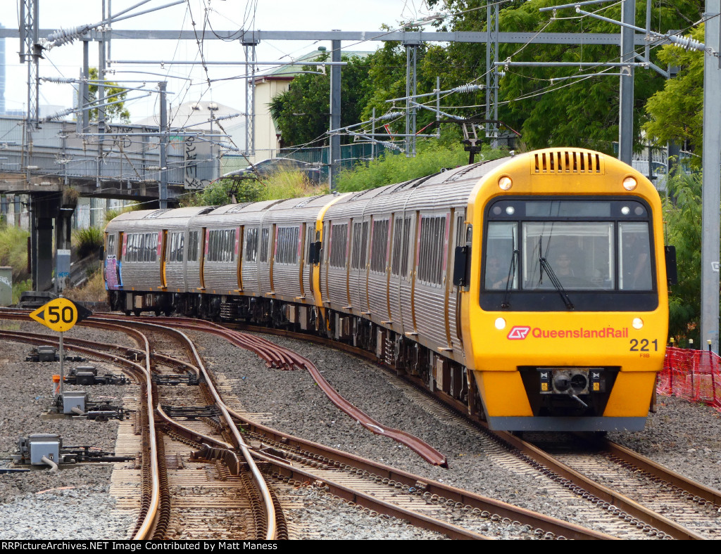 Arriving to Yeerongpilly Station